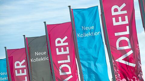 Fahnen wehen an einer Filiale des Textilhändlers Adler.