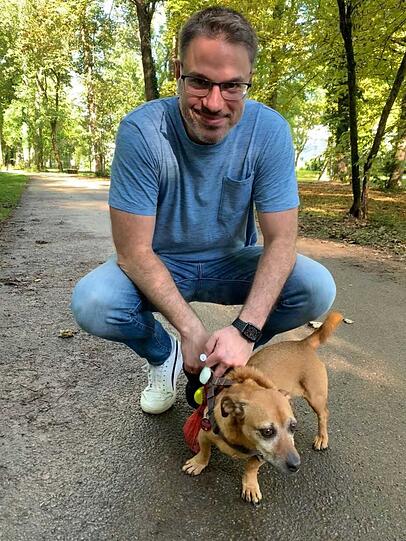 Sebastian Wiese (40) lebt mit Dackelmischling Lilly (10) in Isarnähe.