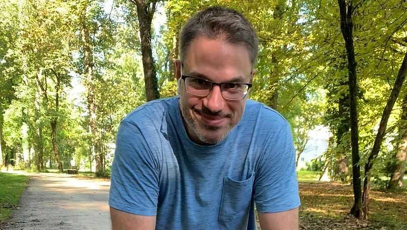 Sebastian Wiese (40) lebt mit Dackelmischling Lilly (10) in Isarnähe. Sebastian Wiese (40) lebt mit Dackelmischling Lilly (10) in Isarnähe.