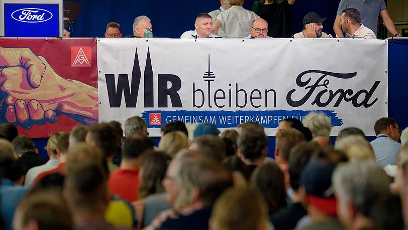 Der Andrang ist groß bei der Betriebsversammlung beim Kölner Autobauer Ford Deutschland.