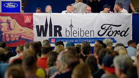 Der Andrang ist groß bei der Betriebsversammlung beim Kölner Autobauer Ford Deutschland.