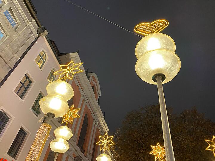 Eine Sterneninsel mit München-Herz: 180 solcher Laternentopper“ hat die Stadt rund um die Fußgängerzone auf Straßenlaternen montiert. Eine Sterneninsel mit München-Herz: 180 solcher Laternentopper“ hat die Stadt rund um die Fußgängerzone auf Straßenlaternen montiert.