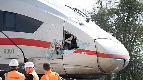 Der durch die Kollision mit einem Baggerarm besch&auml;digte ICE steht bei Gelnhausen auf freier Strecke.