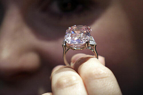 Dieser pinkfarbene Diamant soll 27 -38 Millionen Dollar einbringen!
