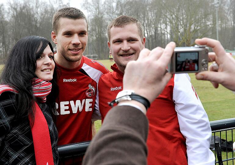 Mit den Fans posierte 
er dafür gut gelaunt für Fotos, geduldig schrieb er unzählige 
Autogramme. Böse Worte musste er sich nicht anhören.
