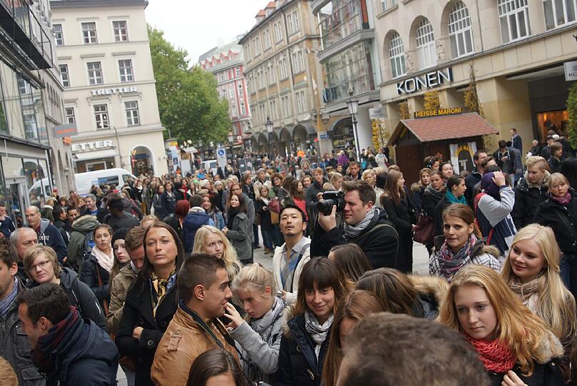Frauen kreischen wie bei einer Boyband, die Menge in der Sendlinger Straße tobt - aber es sind nicht Take That, Robbie Williams oder die Backstreet Boys...