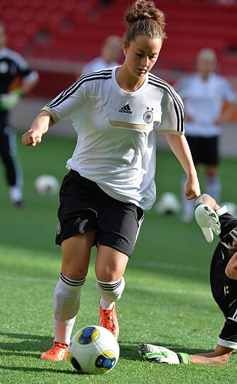 DIE JUNGEN WILDEN: Sara Däbritz (18/Mittelfeld/1 LS): Das Küken im Kader stammt aus Amberg, büffelte gerade in Freiburg fürs Fachabi, als die Bundestrainerin anrief.