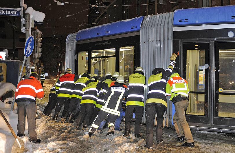 Schnee-Einsatz: Im Bereich Max-Weber-Platz musste die Feuerwehr eine entgleiste Tram wieder in die Spur bringen.
