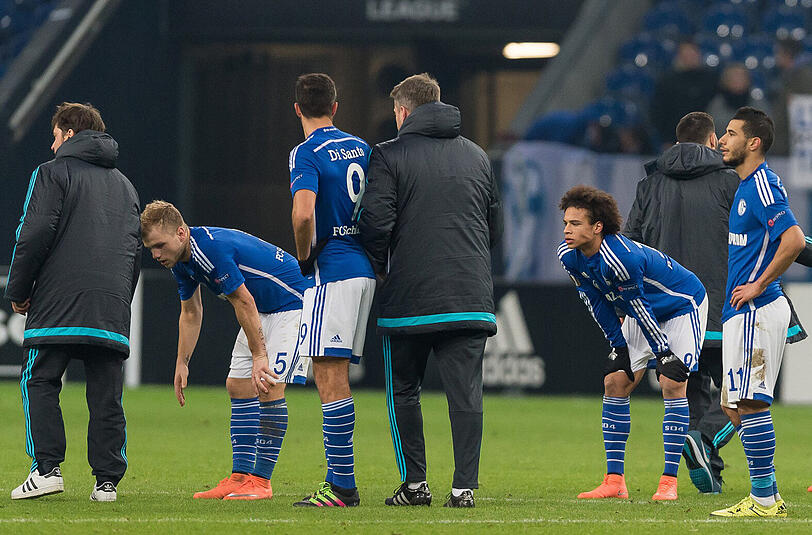 Schalkes Johannes Geis, Franco Di Santo, Leroy Sane, Younes Belhanda und Roman Neustädter (l-r) stehen nach dem Spiel enttäuscht auf dem Platz.