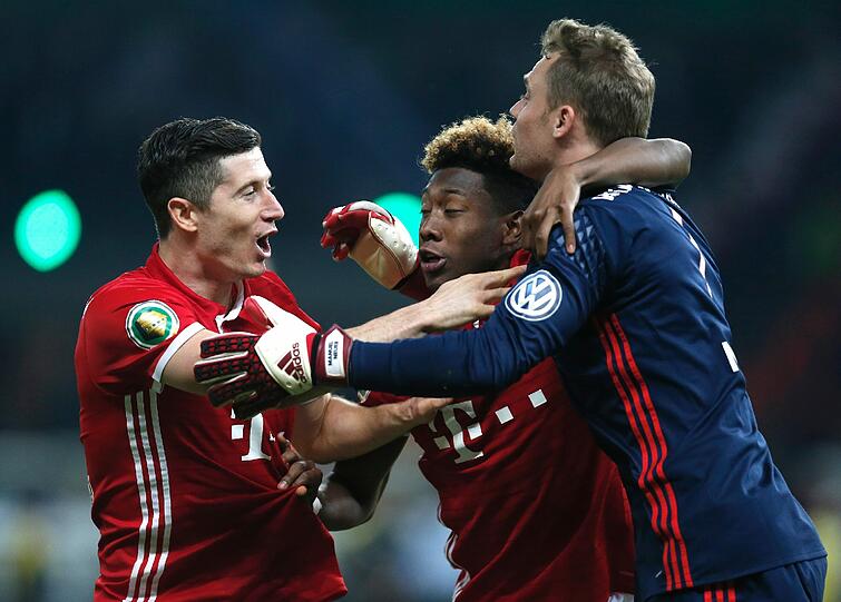 Jubeln auf jeden Fall weiter für den FC Bayern: Alaba und Lewandowski, hier mit Manuel Neuer nach dem Gewinn des DFB-Pokals.