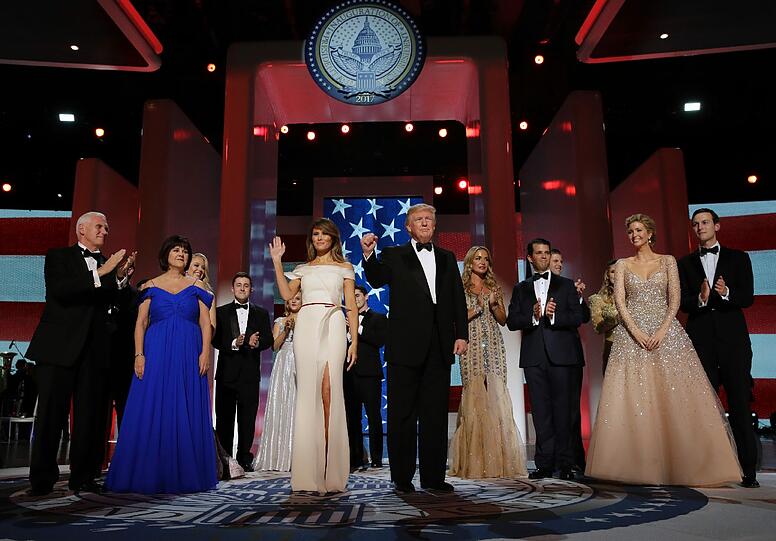 Insgesamt standen drei Bälle an, bevor sich Trump und Melania zu ihrer Nachtruhe ins Weiße Haus zurückziehen konnten.