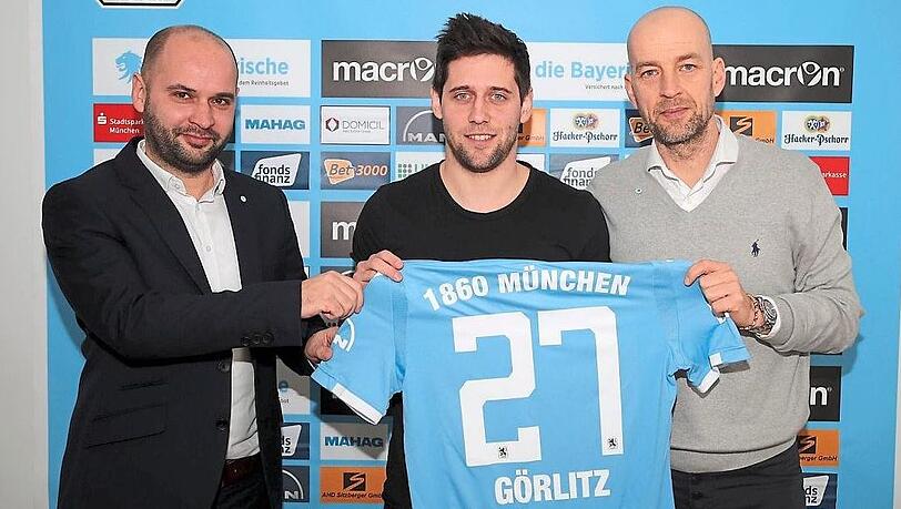 Die neue Nummer 27: Görlitz (M.) mit Geschäftsführer Scharold (l.) und Sportchef Gorenzel. Die neue Nummer 27: Görlitz (M.) mit Geschäftsführer Scharold (l.) und Sportchef Gorenzel.