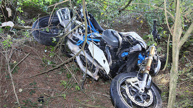 Staatsstraße 2360 bei Taufkirchen im Landkreis Mühldorf: Bei einem Zusammenstoß mit einem Audi ist am Montag ein Motorradfahrer tödlich verunglückt.