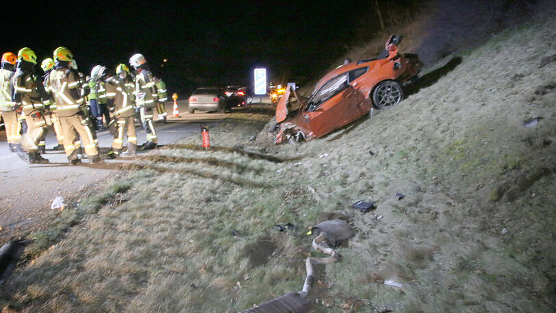 Die beiden Sportwagen sind Schrott, die A94 gleicht einem Trümmerfeld. Die Bilder vom schweren Unfall am Samstagabend.