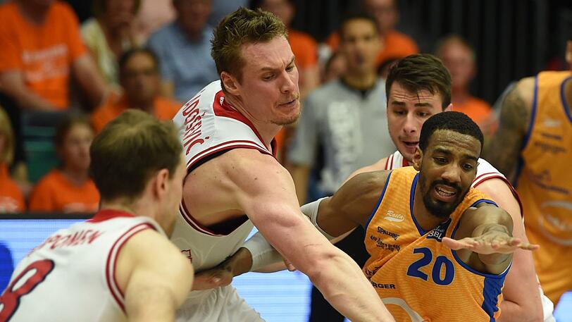 Aggressive Verteidigung: Die Bayern-Stars Leon Radosevic und Petteri Koponen (l.) gegen Vechtas Austin Hollins.
