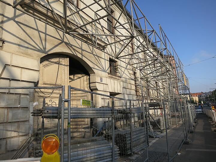 Die Fassade zur Ohlmüllerstraße ist eingerüstet. Die Abrissarbeiten an der Außenhülle haben im März begonnen.