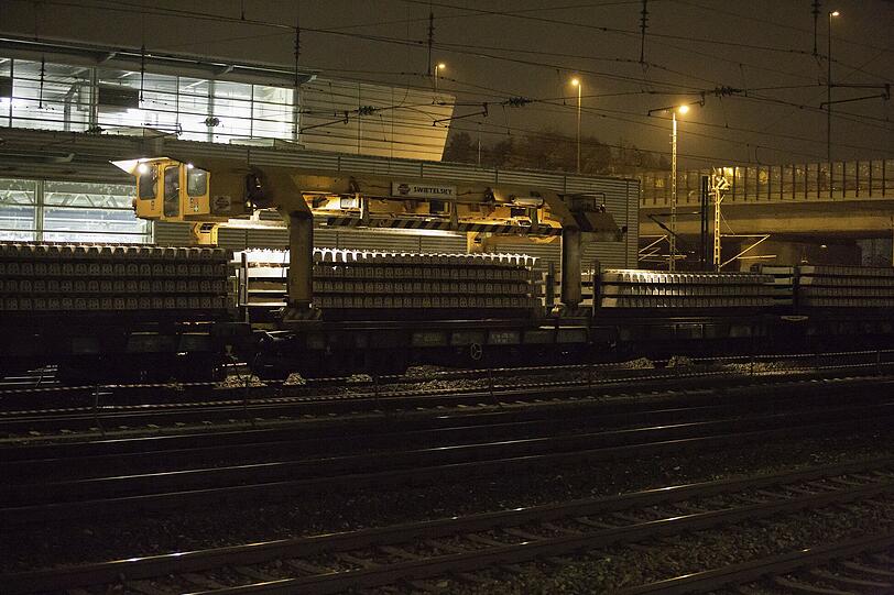... und legt sie auf seiner Ladefläche ab. In einem zweiten Arbeitsschritt verlegt er neue Schwellen und Schienen.