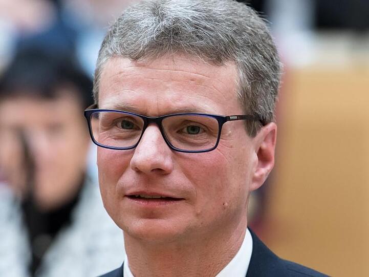Der bayerische Kunstminister Bernd Sibler (CSU) nimmt an einer Sondersitzung des bayerischen Landtags teil. Foto: Sven Hoppe/Archivbild