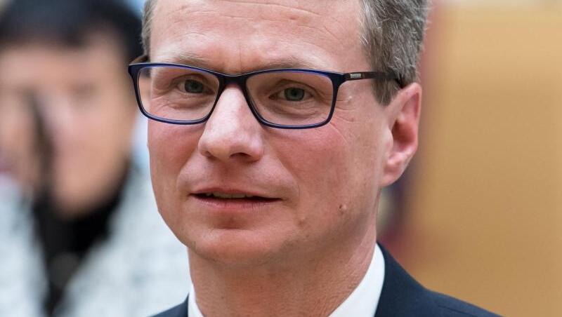 Der bayerische Kunstminister Bernd Sibler (CSU) nimmt an einer Sondersitzung des bayerischen Landtags teil. Foto: Sven Hoppe/Archivbild