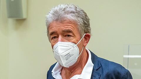 Thomas Pekny steht vor Beginn eines Prozesses im Gerichtssaal des Landgerichts München.