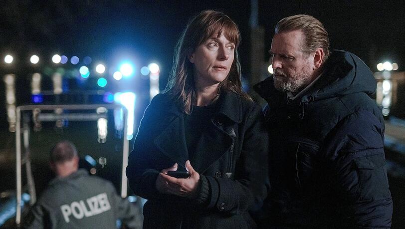 "Polizeiruf 110: Ronny": Brasch (Claudia Michelsen) und Lemp (Felix Vörtler) am Fundort von Ronnys Fahrrad, das von Tauchern geborgen wurde.