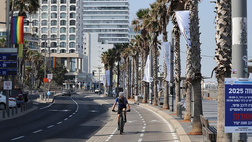 Erinnerungen an die Corona-Zeit werden wach: Im Zentrum von Tel Aviv sind nur wenige Menschen unterwegs.