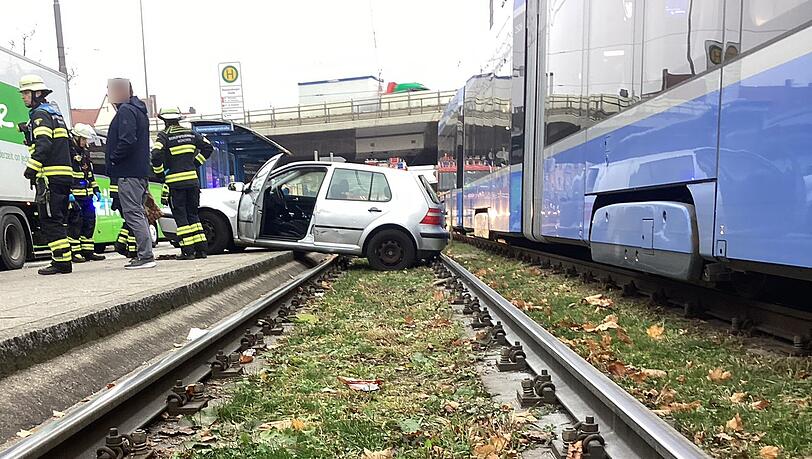 Am Freitagmorgen krachte ein Auto in eine Tramhaltestelle. Am Freitagmorgen krachte ein Auto in eine Tramhaltestelle.