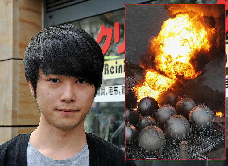 Nach dem schweren Erdbeben in Japan steht der Japaner Hiroto Sugawara am Freitag (11.03.2011) in Düsseldorf vor einer Reinigung, in der er arbeitet. "Meine Eltern haben mir gerade aus Sendai gemailt. Sie leben. Ich habe Angst um meine Tante, ich warte noch auf ihr Lebenszeichen aus Sendai" sagte der 22-jährige.