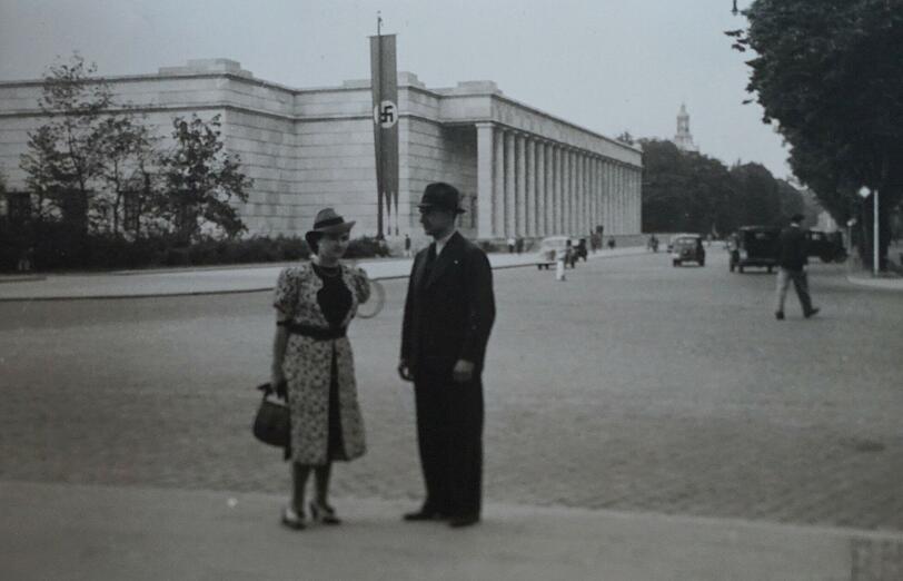 Die beiden an der Prinzregentenstraße vor dem Haus der Kunst mit Hakenkreuzfahne.
