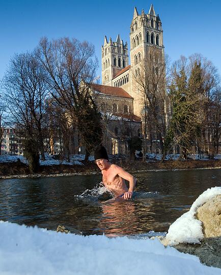 Nur mit Badehose und Mütze bekleidet steigt Norbert Mayer auch im Januar in die Isar.