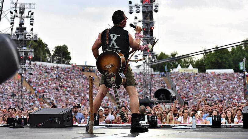 Volle Hütte im Olympiastadion: Andreas Gabalier rockte am Samstagabend in München vor 72.000 Zuschauern. Klicken Sie sich durch die Konzert-Bilder.