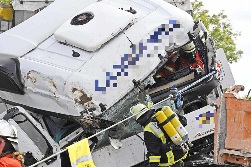 Spezialkräfte im Einsatz: Einer der Lastwagen hatte Klebstoffe geladen und war als Gefahrguttransporter gekennzeichnet.