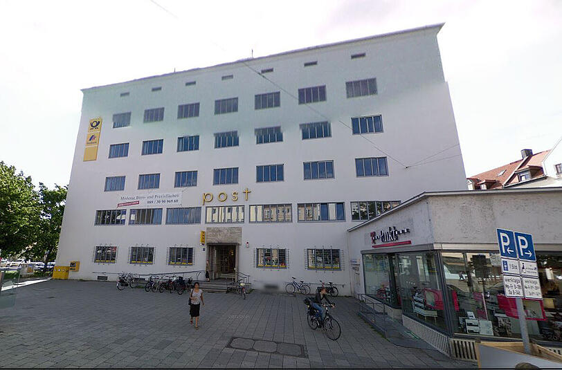 Die Gruppe kraxelte laut Polizei sogar auf das Dach des Postgebäudes am Tegernseer Platz.