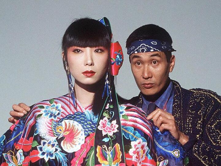 Der japanische Modedesigner Kansai Yamamoto (r) im Jahr 1982 mit dem Model Sayoko Yamaguchi.