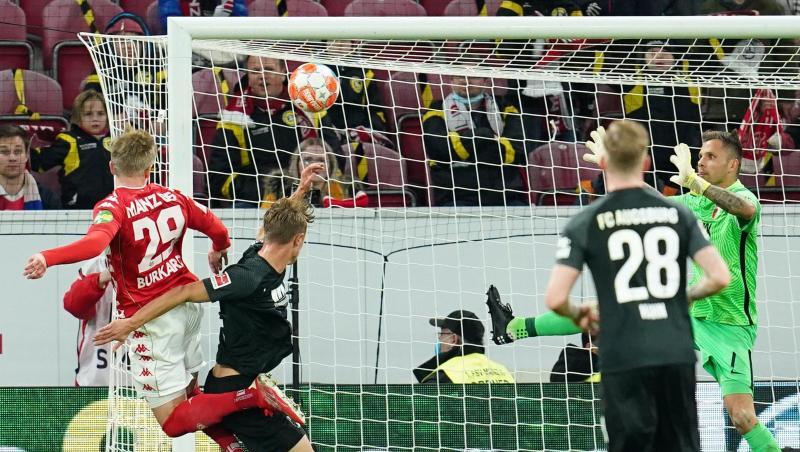Jonathan Burkardt (l) köpft den Ball zum 3:0 ins Tor von Augsburgs Torwart Rafal Gikiewicz (r).