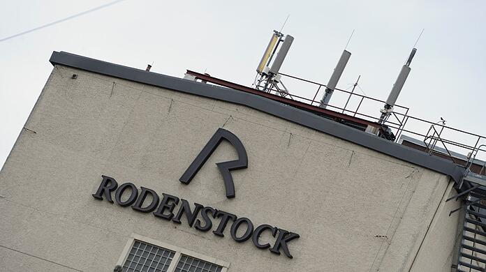 Blick auf das Firmenlogo an der Zentrale des Brillenherstellers Rodenstock in München.