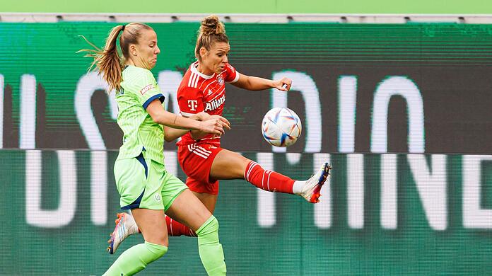 Die Bayern empfangen Wolfsburg zum Spitzenspiel in München.
