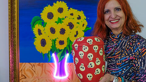 Die K&uuml;nstlerin mit ihrer eigenen Urne, die sie bereits vorbereitet hat.