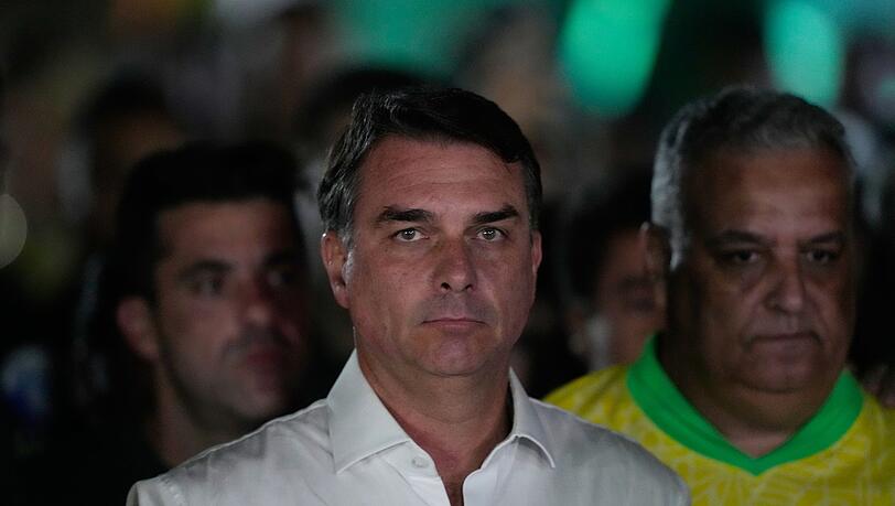 Fl&aacute;vio Bolsonaro hat seine Nachricht an die Brasilianer korrigiert.