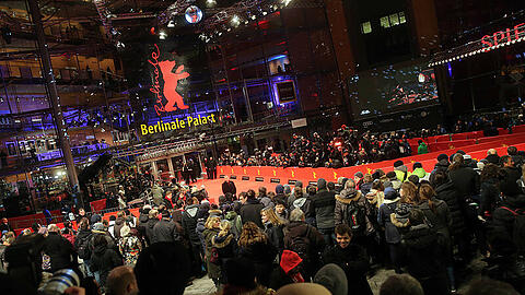 Schaulustige stehen am 05.02.2015 in Berlin vor dem Berlinale Palast, in dem die Eröffnungsgala der 65. Internationalen Filmfestspiele und die Premiere von "Nobody wants the Night" stattfindet.