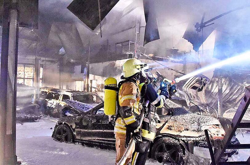 Die Bilder vom Feuerwehreinsatz in Krailling: Das Feuer ist in einer Autowerkstatt ausgebrochen, etliche Luxus-Fahrzeuge wurden beschädigt, der Schaden beläuft sich auf rund zweieinhalb Millionen Euro.