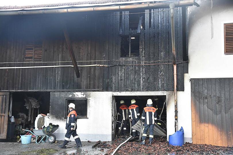 Bei dem Brand auf einem Bauernhof entstand ein erheblicher Sachschaden. Zwei Bewohner wurden verletzt.