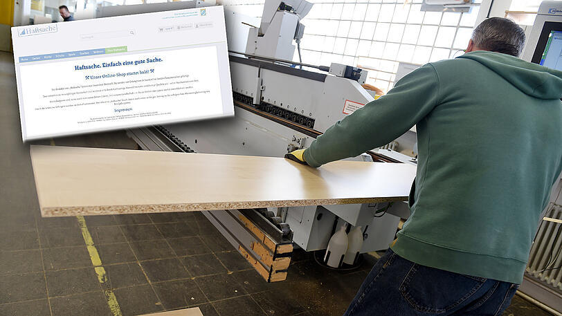 Ein Häftling arbeitet in einer Schreinerei eines Gefängnisses. Ab Februar kann man Produkte in einem eigenen Online-Shop kaufen (kleines Bild).