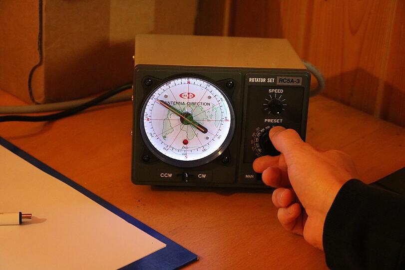 Die Antennen lassen sich bequem per Hand ausrichten. Die Nadel zeigt gerade in Richtung USA. Die Antenne dann auch.