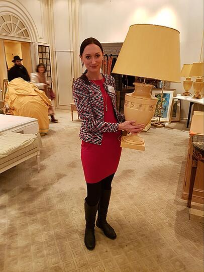 Königshof-Mitarbeiterin Ulrike Riehl präsentiert eine der heiß begehrten Lampen, die verkauft werden.