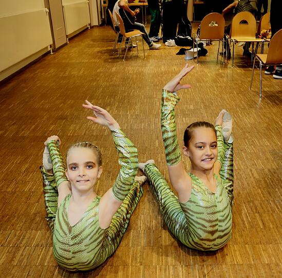 Jualina und Carolina sind zwar beide erst zehn Jahre alt, aber was das Ballett-Tanzen angeht, sind die beiden schon alte Hasen. Erst letztes Jahr ist Jualina bei der Ballettweltmeisterschaft in London Erste geworden. 
Die beiden tanzen in Augsburg im Tanzstudio Fancy, und als sie vor einigen Wochen mit ihrer Lehrerin in Fürstenfeldbruck bei einem Tanzwettbewerb waren, hat ein Talentscout gleich gesehen, dass die beiden Mädchen etwas können, was vielleicht andere nicht so drauf haben.