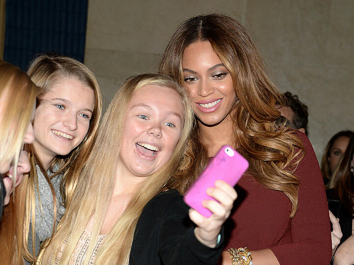 Selfies, wie hier mit Beyoncé, werden auch gerne über Instagram geteilt