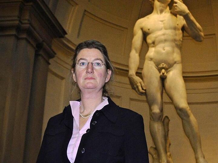 Cecilie Hollberg vor Michelangelos David. Sie muss die Galleria Dell'Accademia in Florenz verlassen.