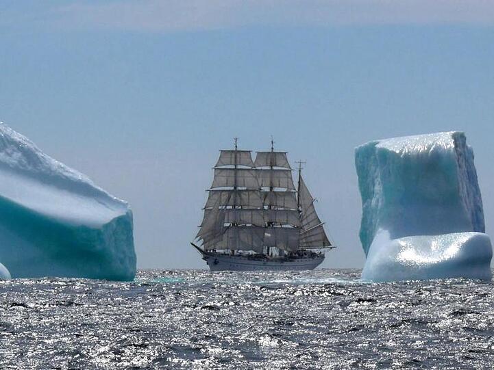 Die Gorch Fock vor Neufundland zwischen Eisbergen im Jahr 2007.