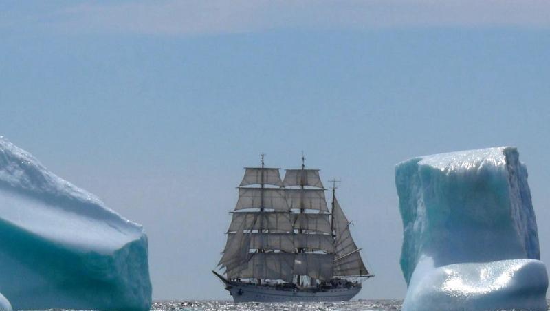 Die Gorch Fock vor Neufundland zwischen Eisbergen im Jahr 2007. Die Gorch Fock vor Neufundland zwischen Eisbergen im Jahr 2007.